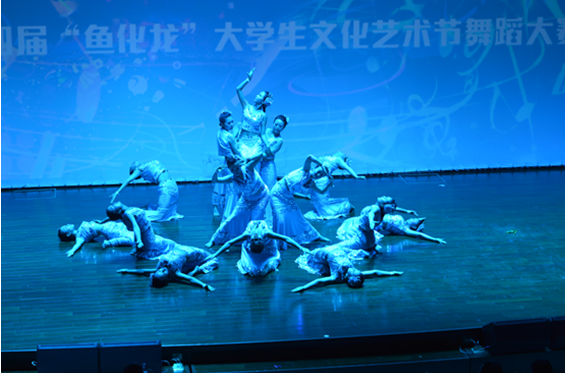 最终由商学院带来的《秀色》荣获本次比赛一等奖。来自人文学院文化产业学院的《洗衣歌》、医学院带来的《唐古拉风》荣获本次比赛二等奖。这次的舞蹈大赛演员们每一个动作都流露出奋起与勃发,让我们感受到了当代大学生所特有的生机与活力。最后黄藤董事长也鼓励大家积极参与,发挥自己的特长,充分展现当代大学生的风采。