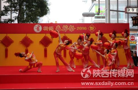 陕西民歌挂红灯简谱_曲谱分享 陕西省文化艺术团与驻新澙领事及日方代表合影留念 陕西文化艺术团西安外事学院大学生艺术团《鼓舞飞扬》 陕西文化艺术团西安外事学院大学生艺术团《中华武魂》 西安外事学院大学生艺术团节目《挂红灯》 陕西传媒网讯 (记者 赵子亮)春节期间,西安外事学院大学生艺术团再次代表陕西省传统特色艺术文化走出国门,远渡日本新澙,在当地与华人华侨、日本民众共祝2016年春节祭欢乐春节文化盛典。