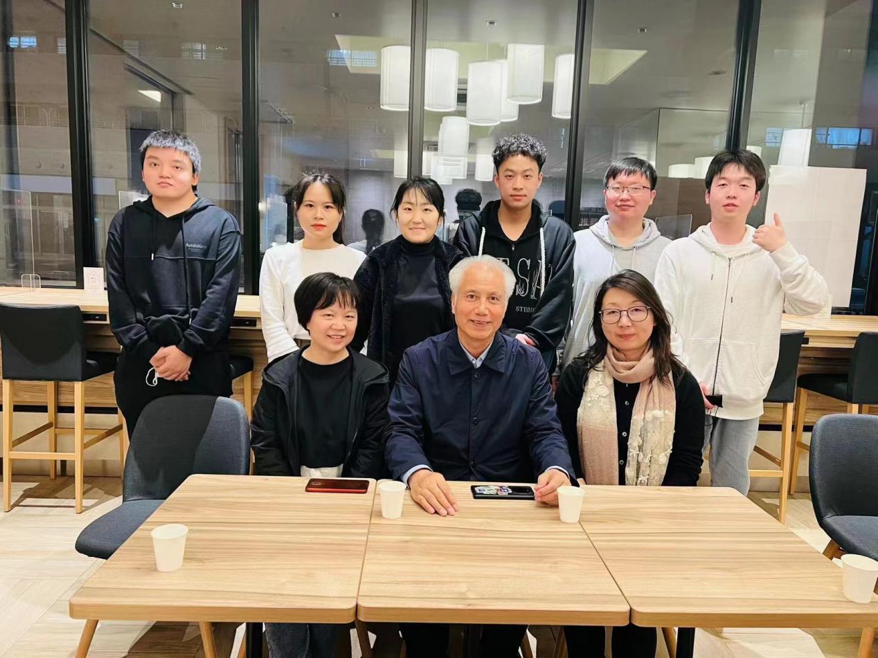 会议室里的人们描述已自动生成 会议室里的人们描述已自动生成